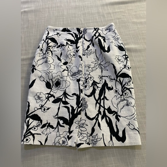 Ann Taylor skirt in cream and black. Women’s size 4 - Picture 7 of 13